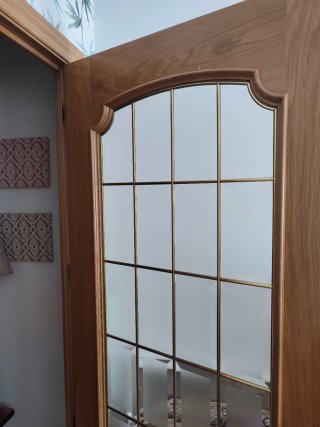 Puerta madera maciza con cristal.