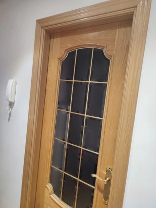 Puerta madera maciza con cristal.
