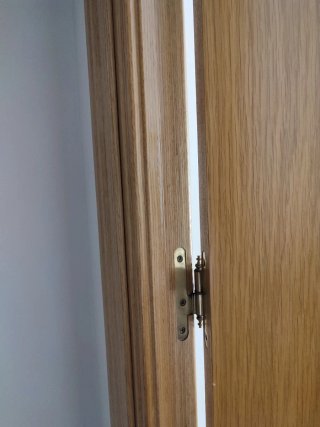 Puerta madera maciza con cristal.