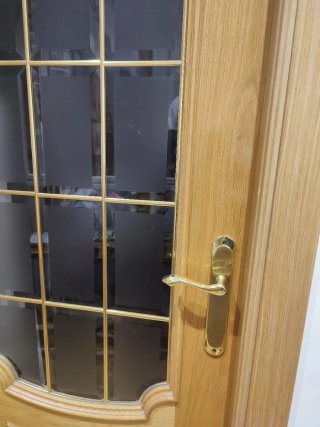 Puerta madera maciza con cristal.