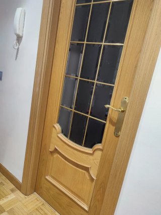 Puerta madera maciza con cristal.