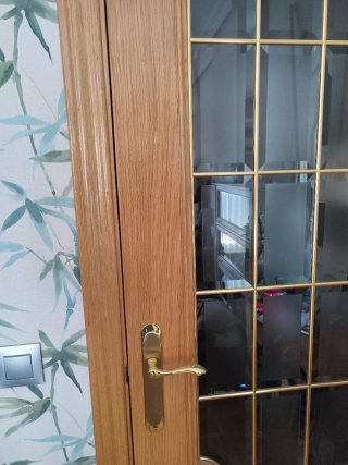 Puerta madera maciza con cristal.