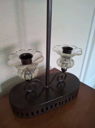 Candelabro de metal y cristal