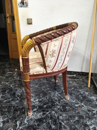Butaca de madera y tela con detalles dorados