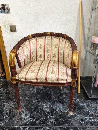 Butaca de madera y tela con detalles dorados