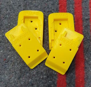 DEWALT 18V --2 Soportes para batería y 2 herramien