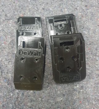 DEWALT 18V --2 Soportes para batería y 2 herramien