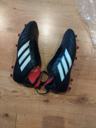 Botas de fútbol Adidas negras y rojas