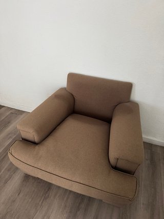 Divano singolo marrone in tessuto