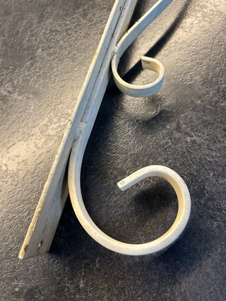 Appendiabiti in ferro battuto decorativi. 45 unità
