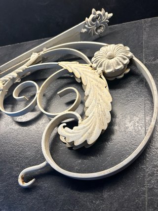 Appendiabiti in ferro battuto decorativi. 45 unità