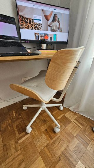 Silla escritorio tapizada beige con madera y rueda