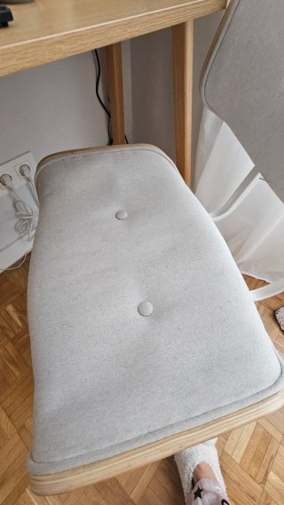 Silla escritorio tapizada beige con madera y rueda