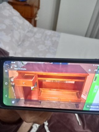 Escritorio de madera marrón