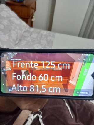Escritorio de madera marrón