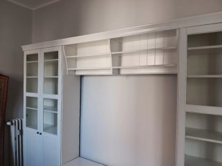 Mueble de salón blanco con vitrinas