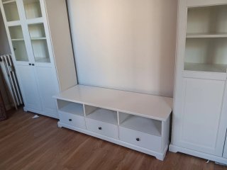 Mueble de salón blanco con vitrinas