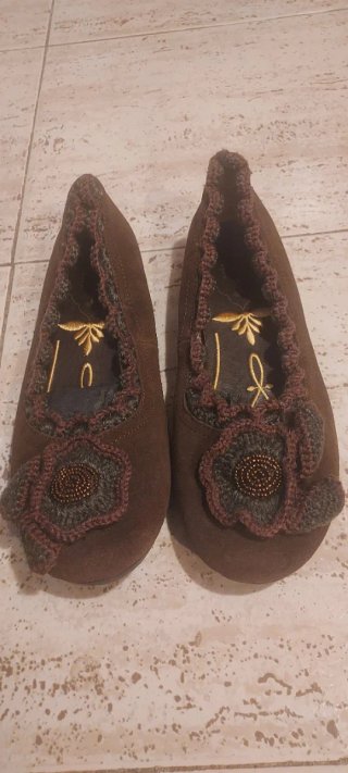 Zapatos marrones con flor