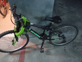 Bicicleta montaña negra y verde
