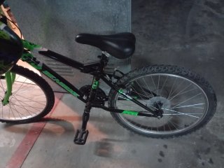 Bicicleta montaña negra y verde