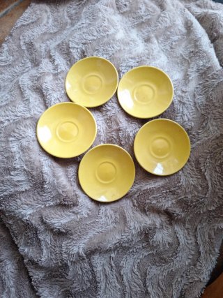 Platos de café amarillos (cerámica)