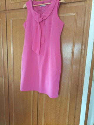 Elegante vestido rosa con cuello