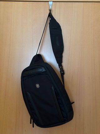 Mochila bandolera Victorinox negra