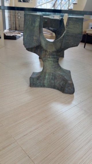Mesa de Diseño Exclusiva en Bronce y Cristal