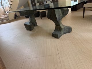 Mesa de Diseño Exclusiva en Bronce y Cristal