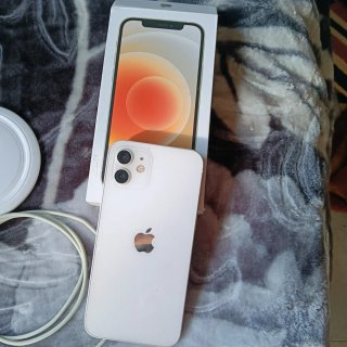 iPhone 12 con cargador inalámbrico y cable