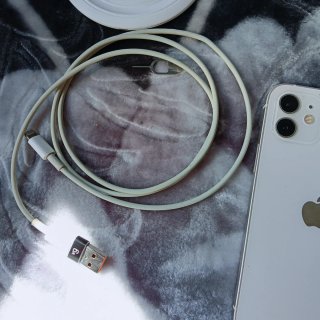 iPhone 12 con cargador inalámbrico y cable