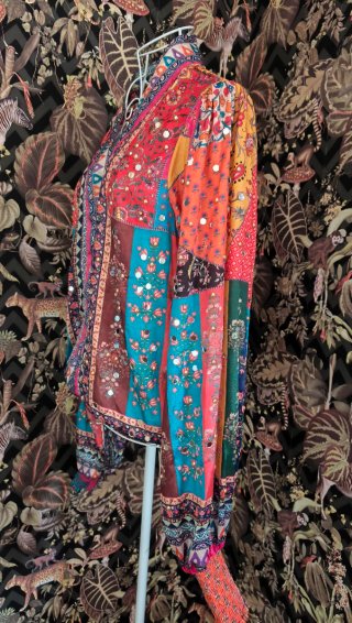 Blusa multicolor con tachuelas y espejitos
