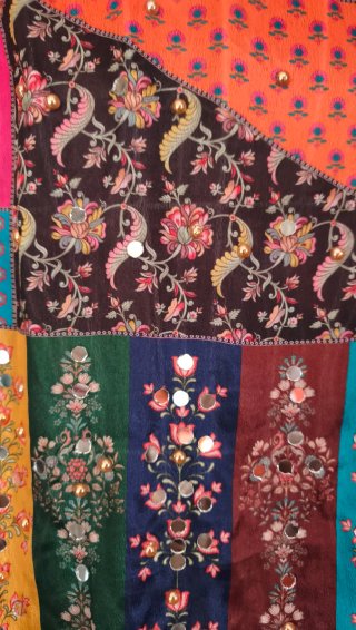 Blusa multicolor con tachuelas y espejitos