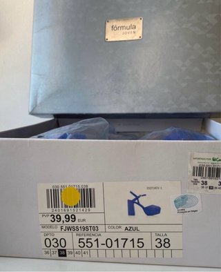 Zapatos de tacón azul eléctrico