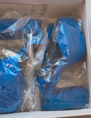 Zapatos de tacón azul eléctrico