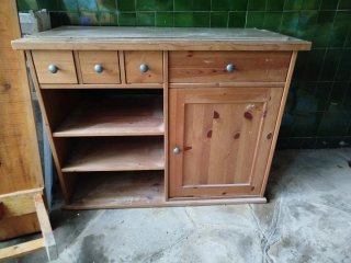 Cómoda de madera con cajones y puerta