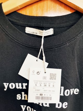Camiseta negra con mensaje