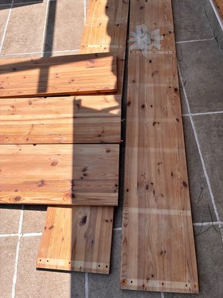 Estantería de madera de pino
