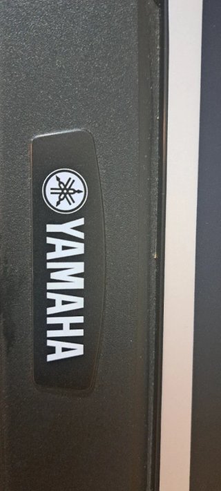 Teclado Yamaha con soporte