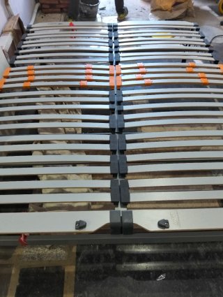 Cama articulada de madera y plástico