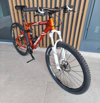 Bicicleta Giant de doble suspensión.