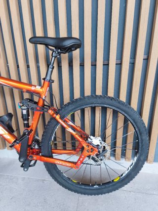 Bicicleta Giant de doble suspensión.