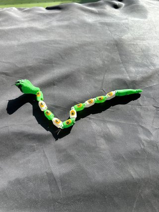 Serpiente articulada verde y blanca