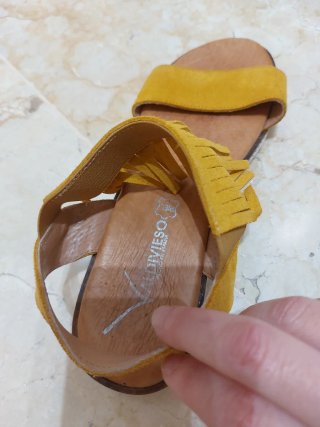 Sandalias mostaza con flecos Talla 38