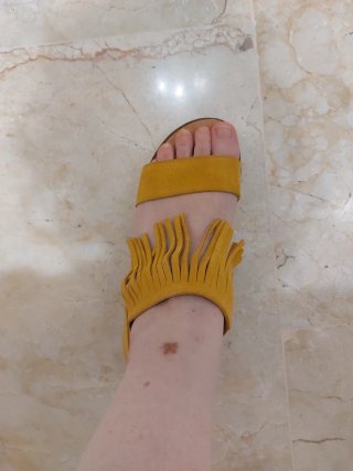Sandalias mostaza con flecos Talla 38