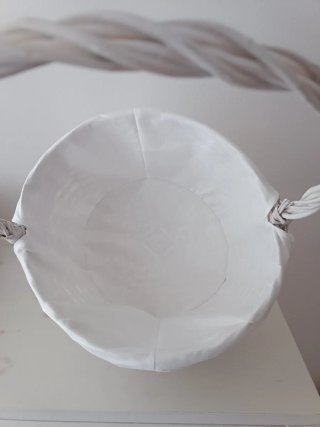 Cesta de mimbre blanca