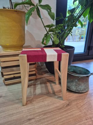 Taburete pequeño de madera e hilo algodón