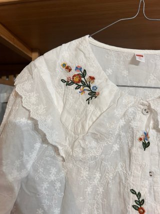 Camicia coreana bianca con ricami floreali