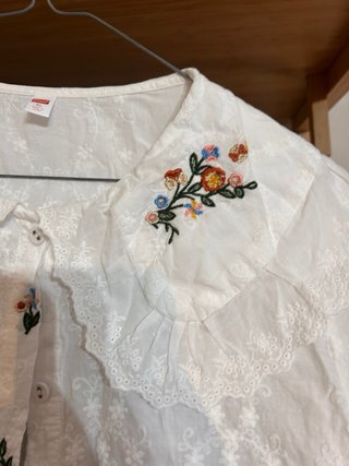Camicia coreana bianca con ricami floreali