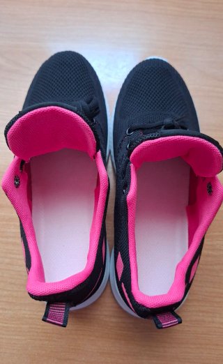 Deportivas a estrenar, negras y rosas Talla 38
